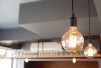 Ampoule qui pend au plafond